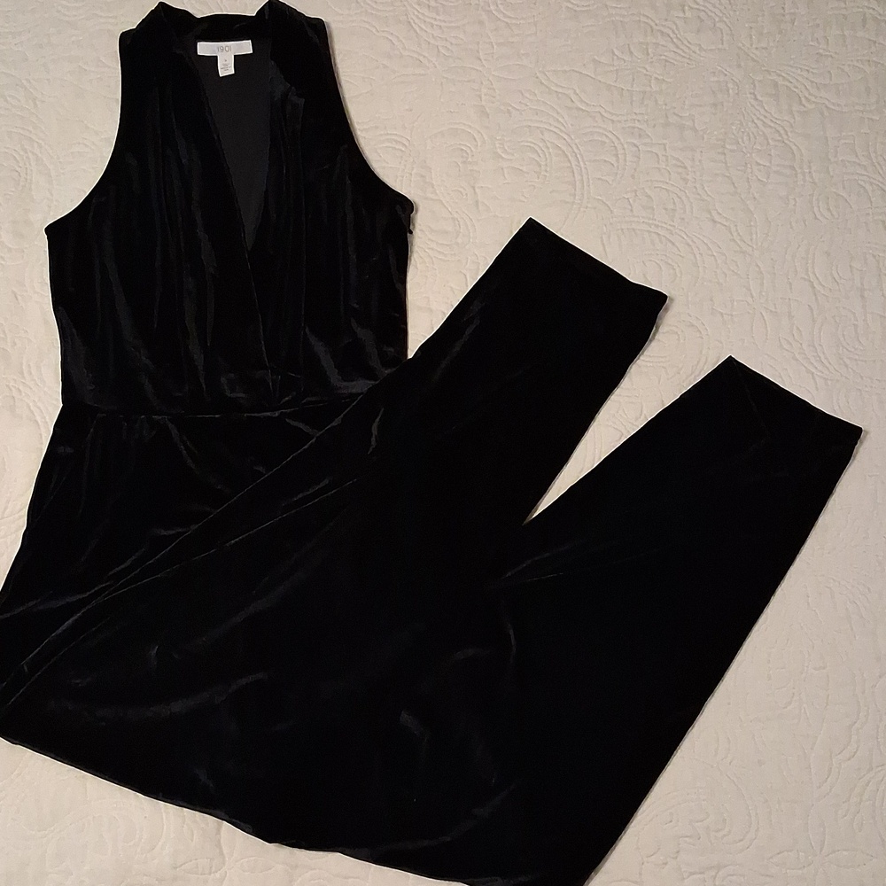 Black Velvet Velour Sleeveless Jumpsuit with Wide Legs V-Neck